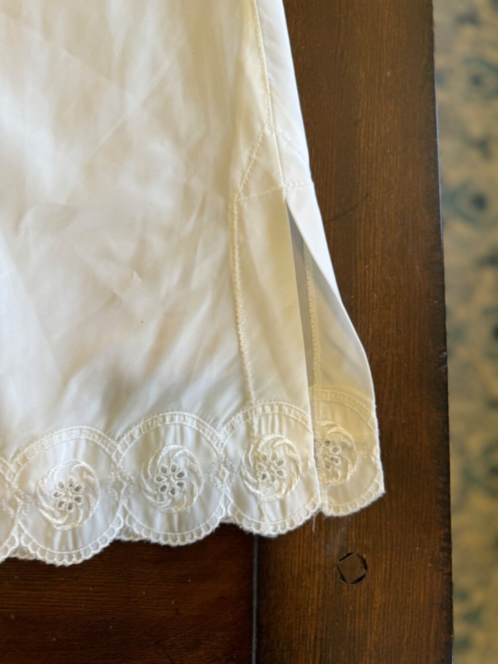 Vintage Skirt Slip Ivory Eyelet Embroidery Hem Side Slit Knee Length Size M/L - Picture 3 of 7